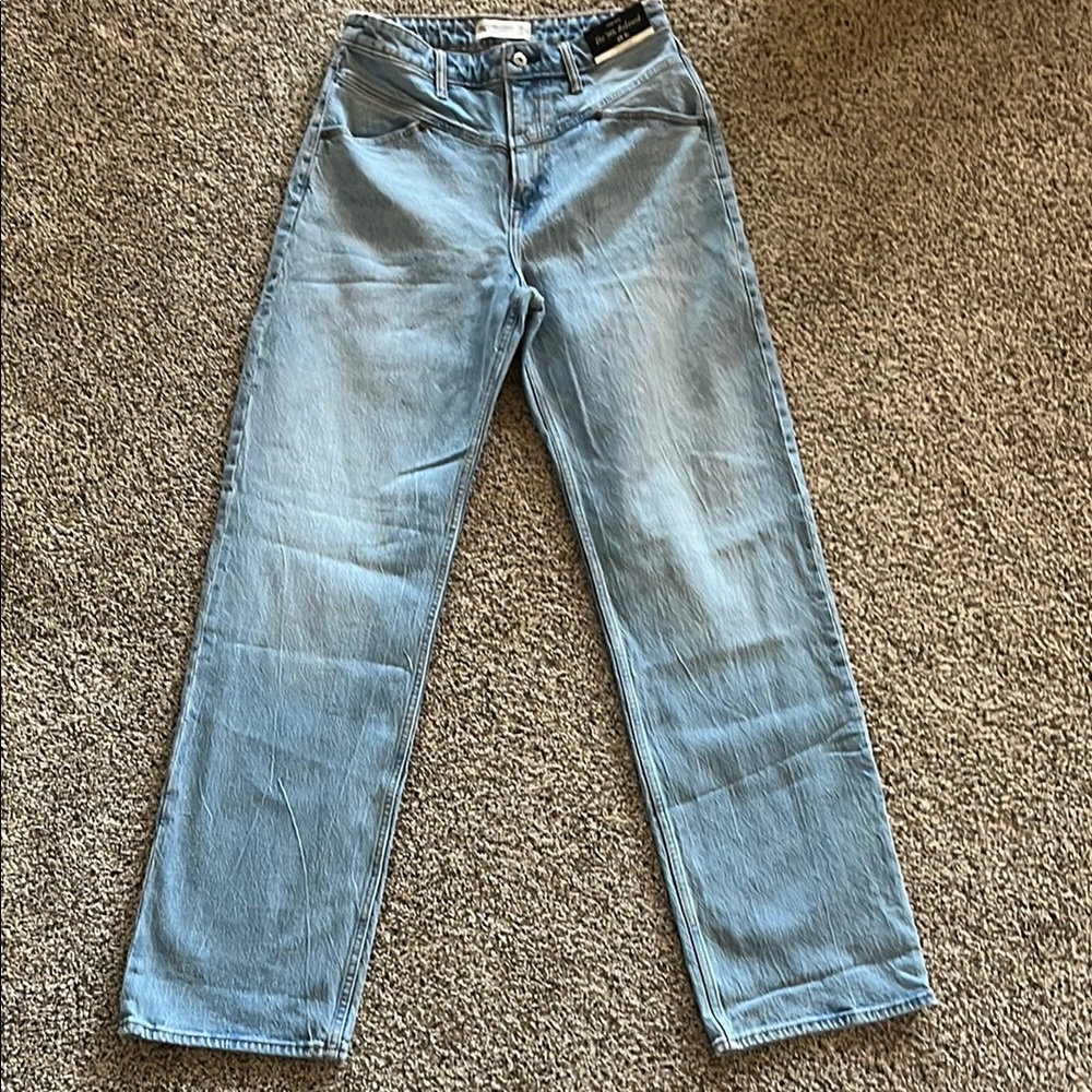 Abercrombie “The 90’s Relaxed” high-rise curve love style straight leg jean